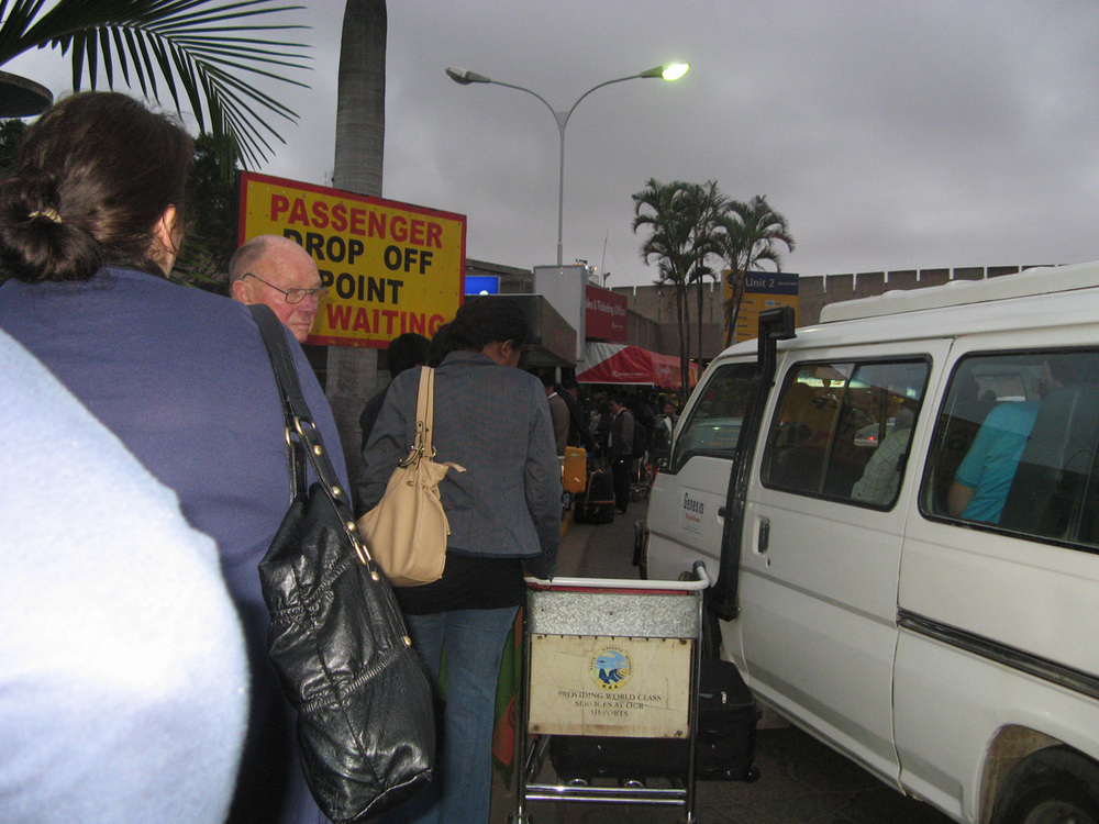 Ботсвана, Огромната опашка за влизане в сградата на летището в Найроби
